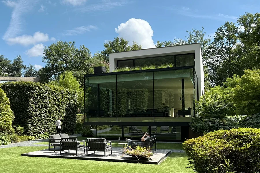 Maison dans un esapce vert