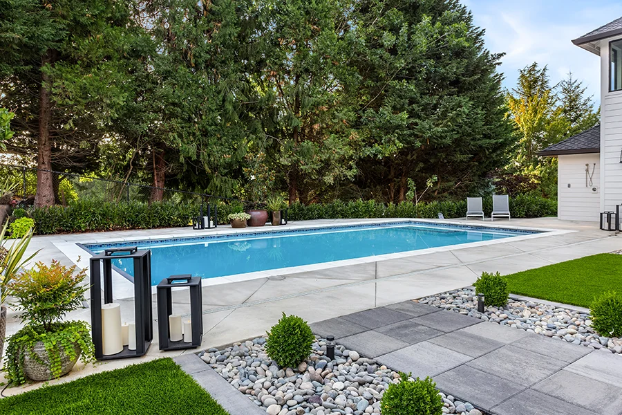 Belle piscine dans un jardin